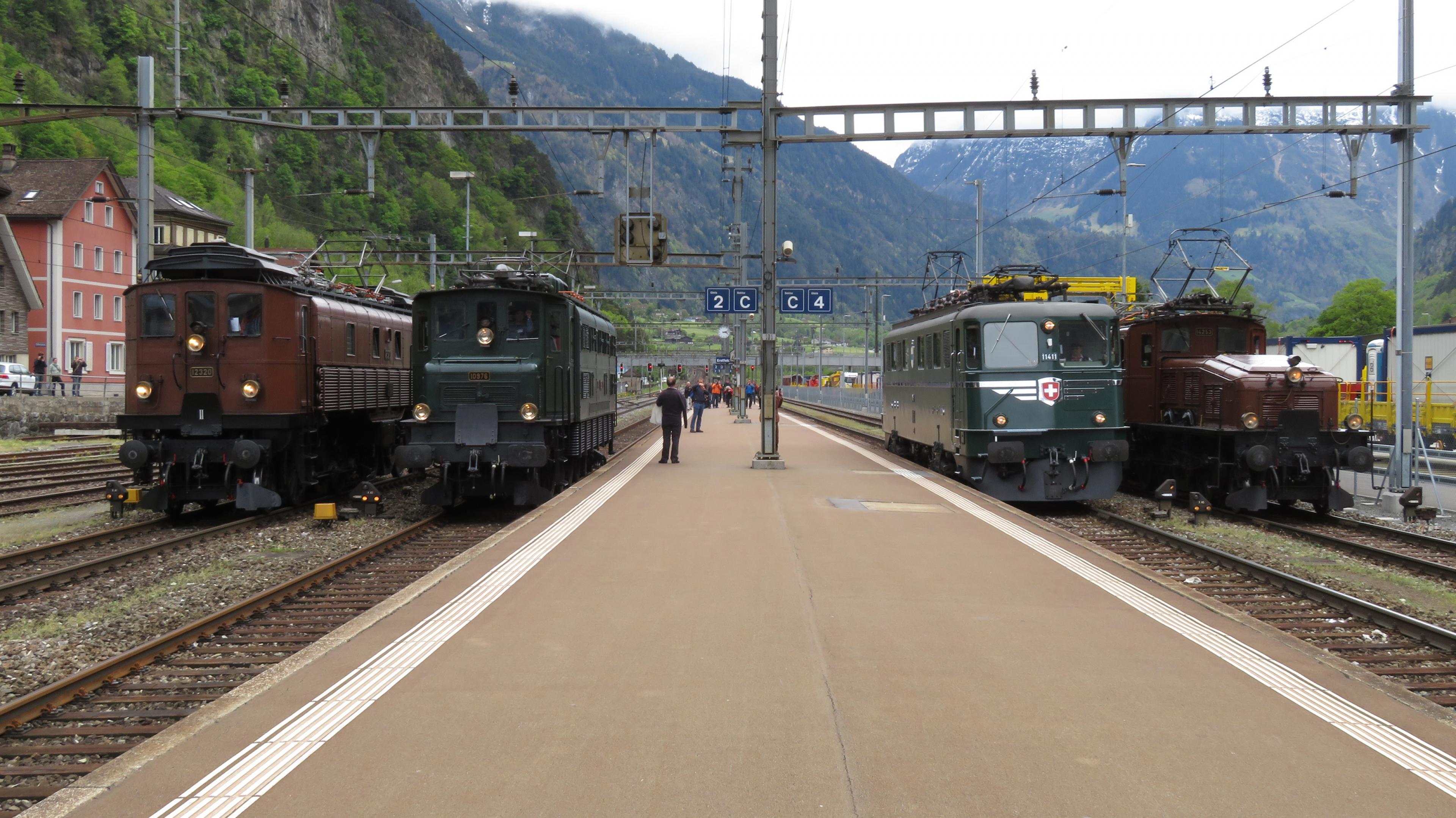 Parade rollender Gotthardlegenden auf den vier Durchfahrtsgleisen des Bahnhofs Erstfeld (v.l.n.r.): Be 4/6 «Rehbock» von 1921, Ae 4/7 von 1931, Ae 6/6 «Zug» von 1955 und Ce 6/8 II «Krokodil» von 1919.