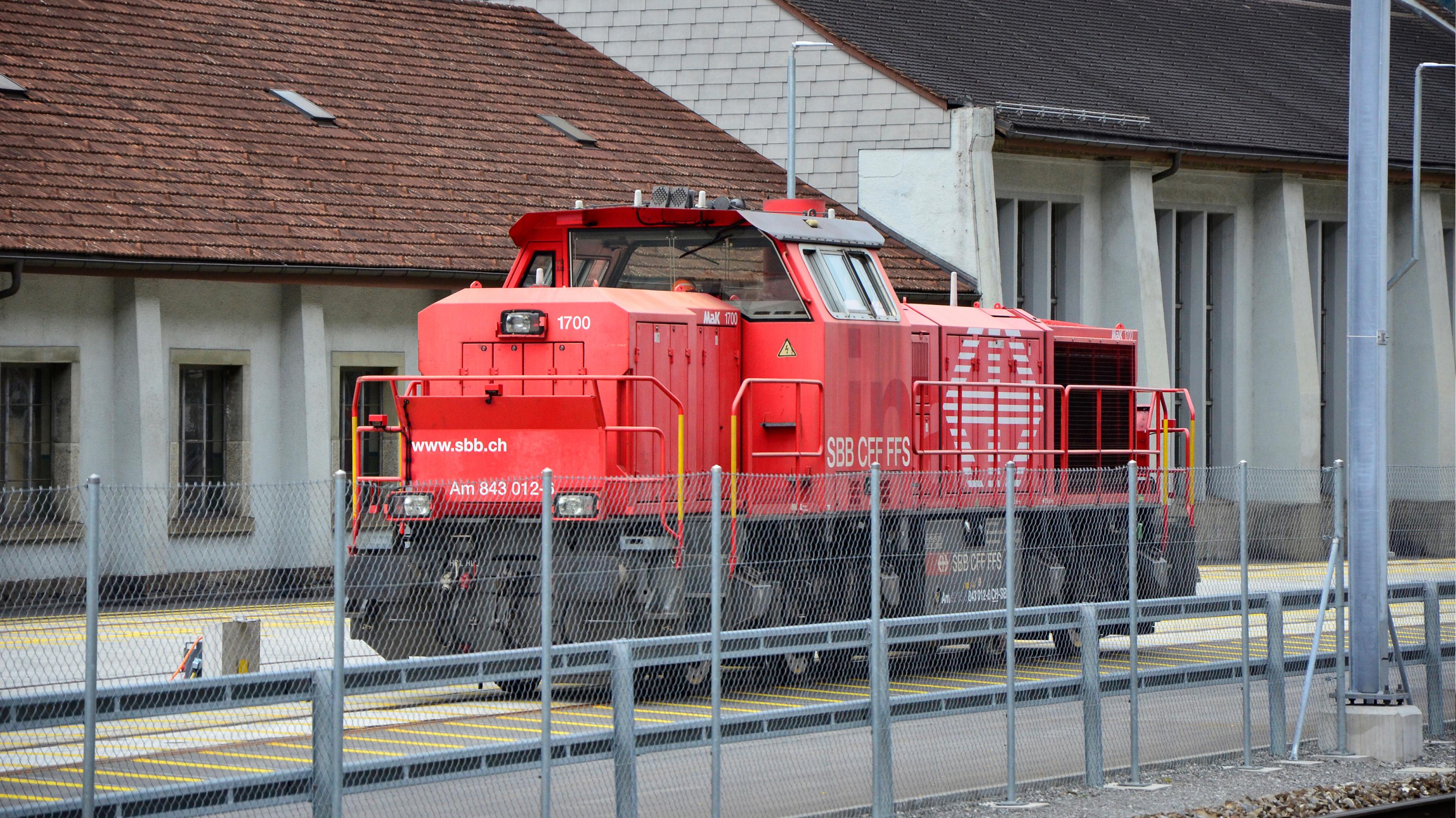 Neben historischem Rollmaterial sind auf dem Depotgelände Erstfeld auch moderne Fahrzeuge wie diese Diesellokomotive von SBB Infrastruktur anzutreffen.